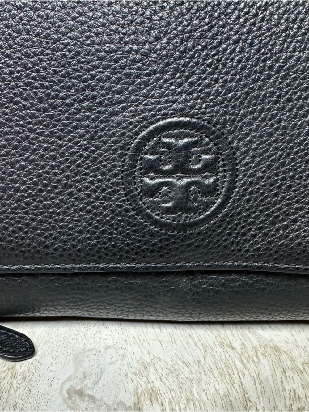 Tory Burch Black Pebbled Leather Crossbody Wallet with Logo - Picture 4 of 9